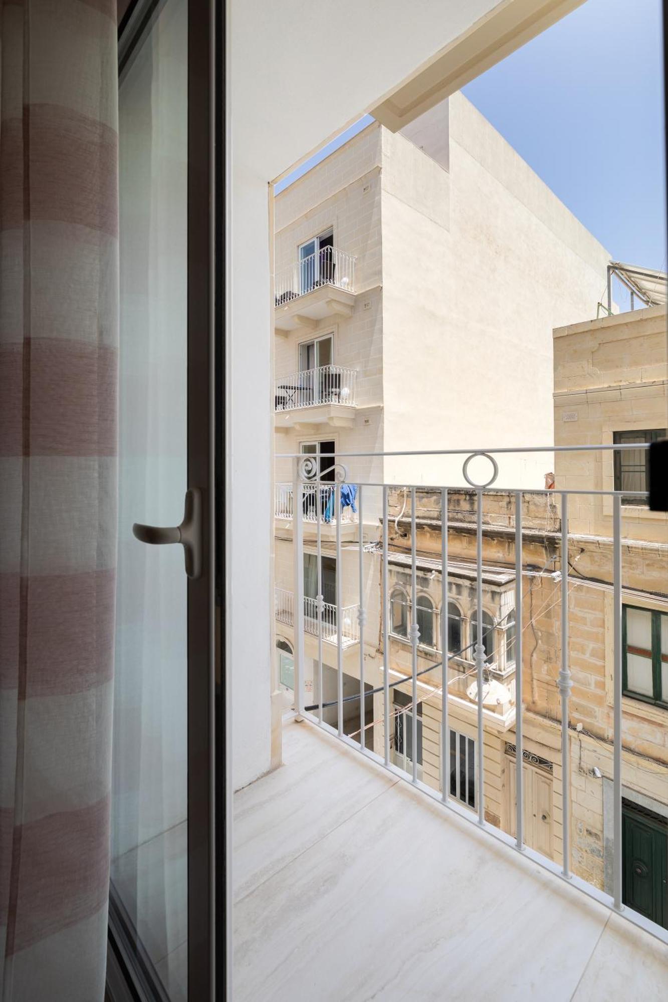 Edka Suites - Modern Sunlit 2Bd Apartments With Balconies - Close To Sliema Promenade, St Julian'S & St Georges Bay グジラ エクステリア 写真